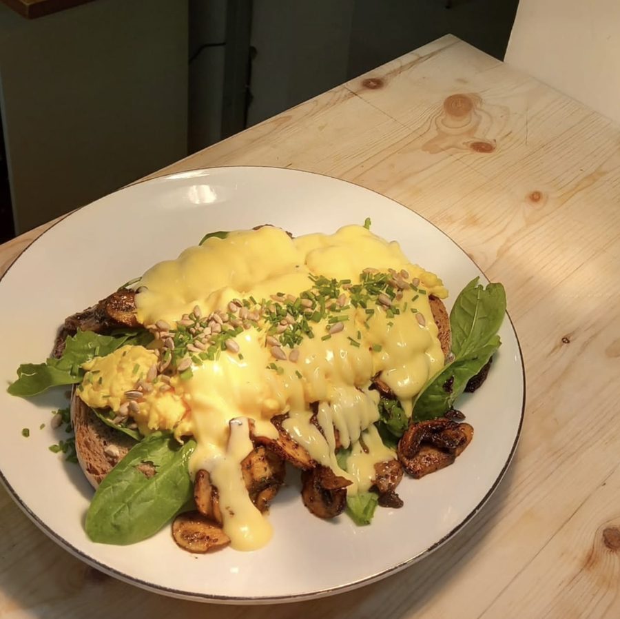 Ovos escalfados com molho hollandaise sobre bolo do caco, estilo benedict