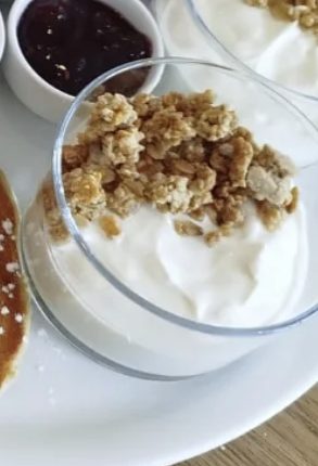 Iogurte grego com granola e frutos vermelhos