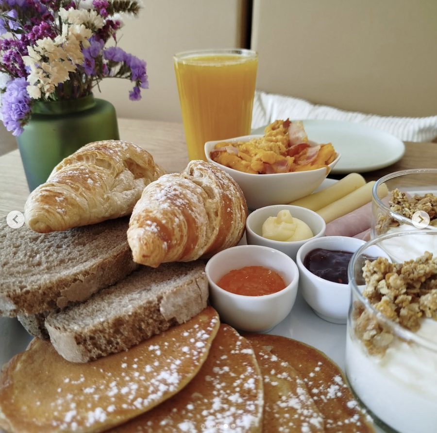Brunch completo Brunch in Home, com croissants, panquecas, compotas e sumo natural