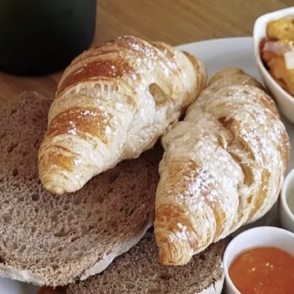 Croissants artesanais com pão fatiado