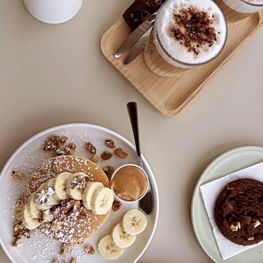 Panquecas com banana, noz e caramelo, servidas com café