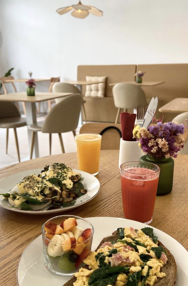 Brunch servido à mesa com sumos naturais