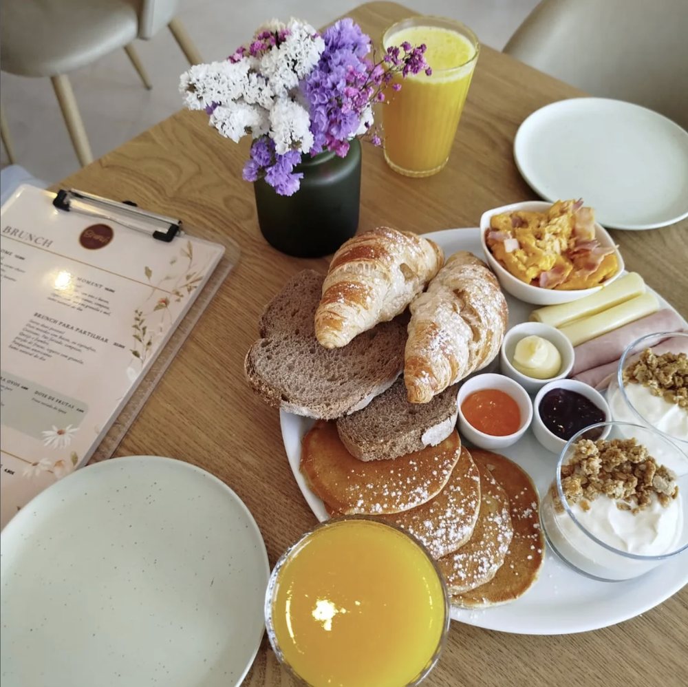 Mesa de brunch com croissants, panquecas e a carta