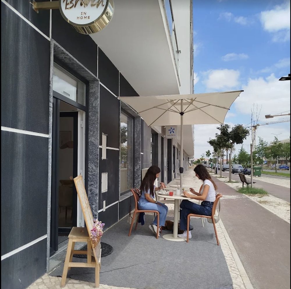Clientes a desfrutar do brunch na esplanada